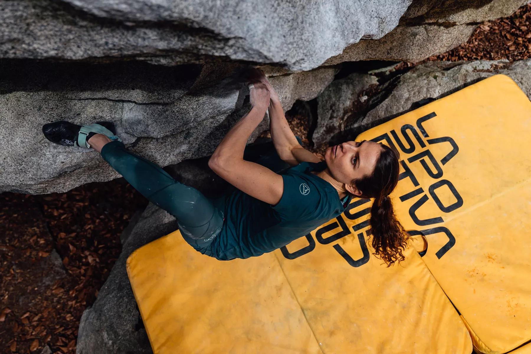 AlpineOutfitters: Bouldererin auf La-Sportiva-Matte